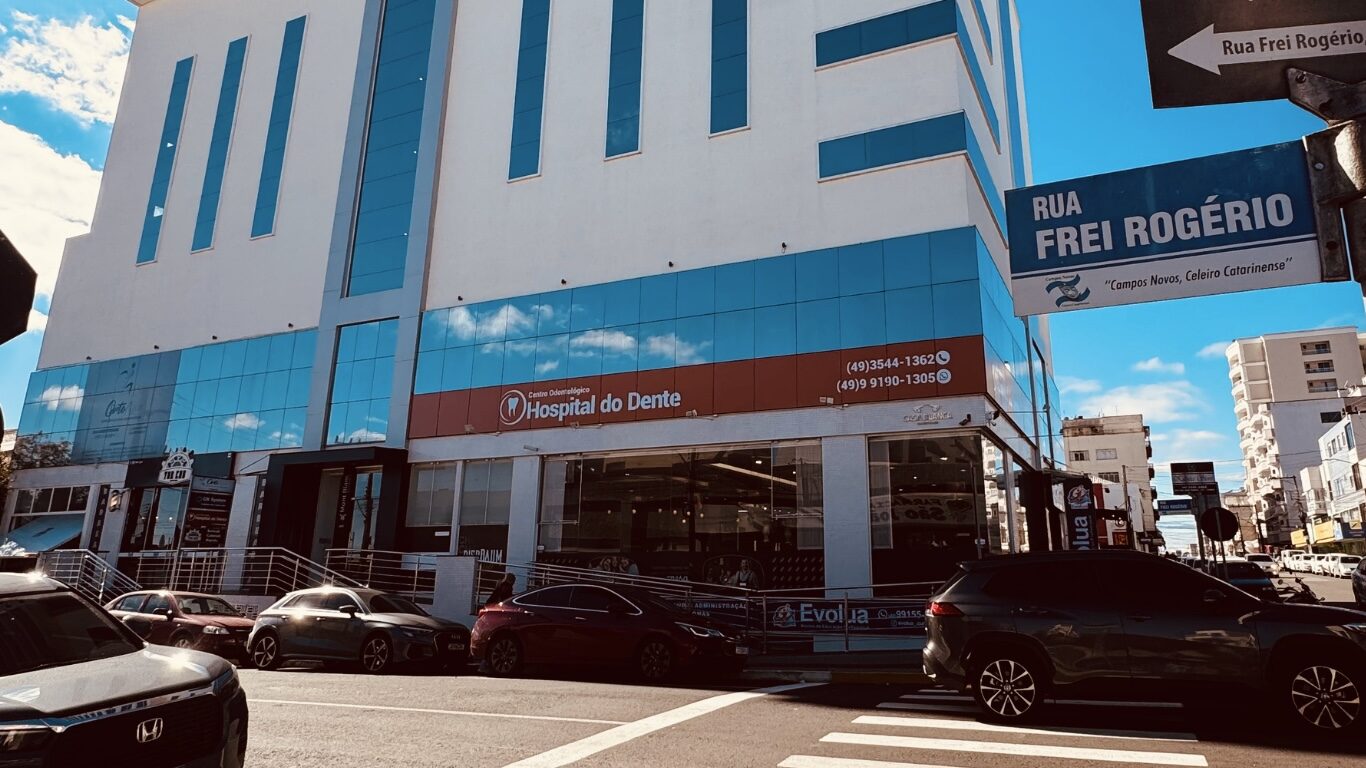 Fachada do Hospital do Dente na esquina da Rua Frei Rogério, centro de Campos Novos - SC