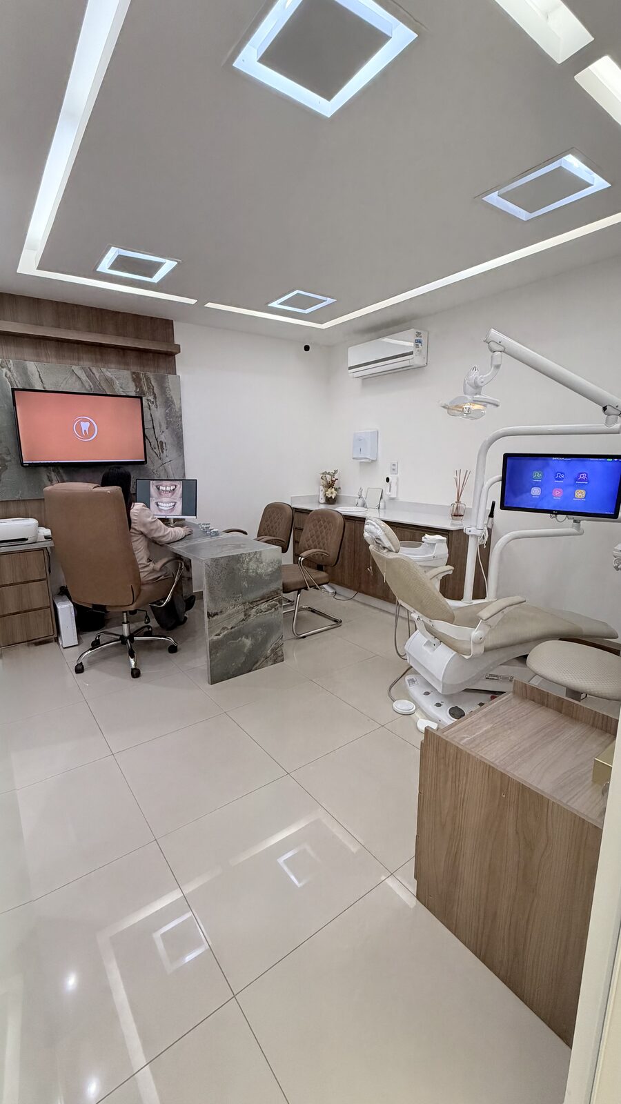 Consultório odontológico com equipamento digital